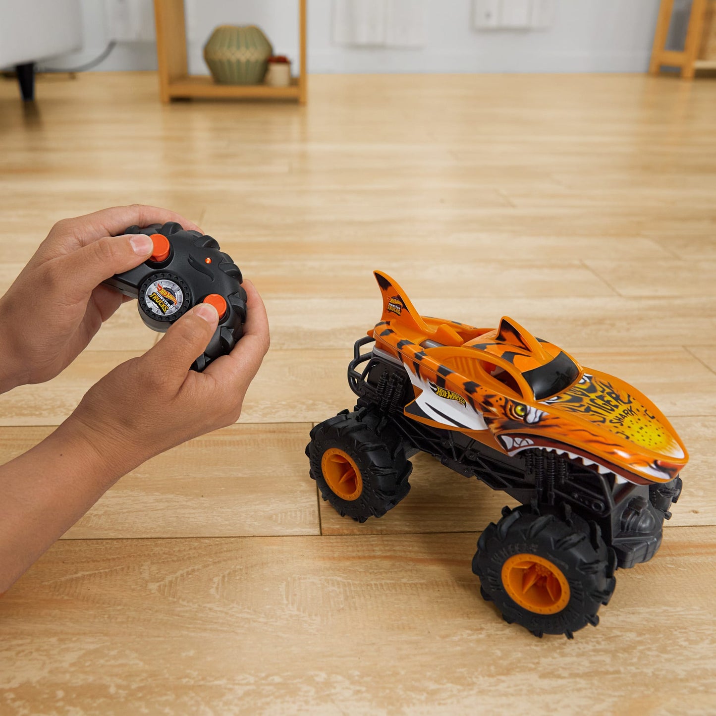 Hot Wheels Monster Trucks Téléguidé Hw Tiger Shark Rc, Échelle1:24